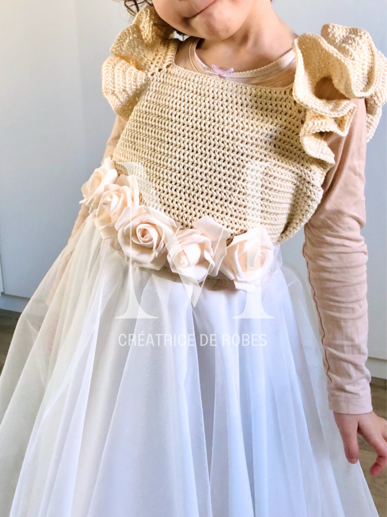 robe de cérémonie romantique pour petite fille avec haut en crochet à la main et roses à la ceinture